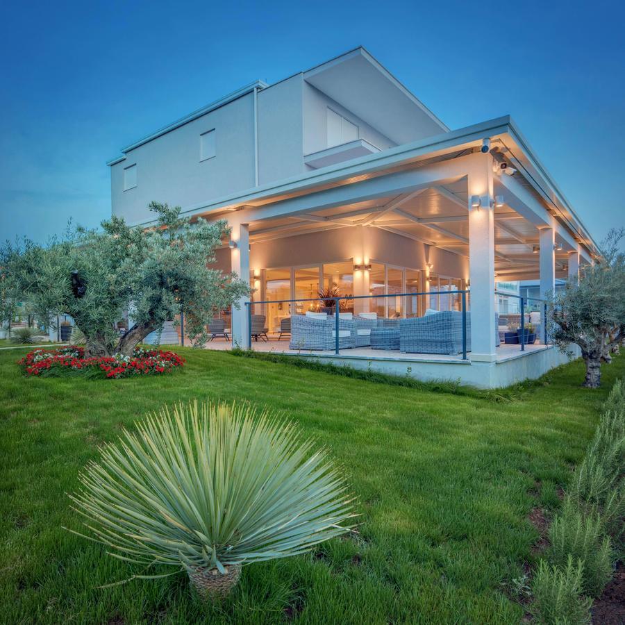 Gava Waterman Milna Resort Exterior photo