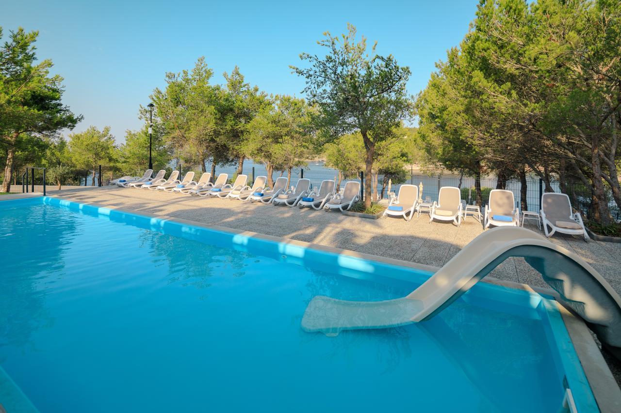 Gava Waterman Milna Resort Exterior photo