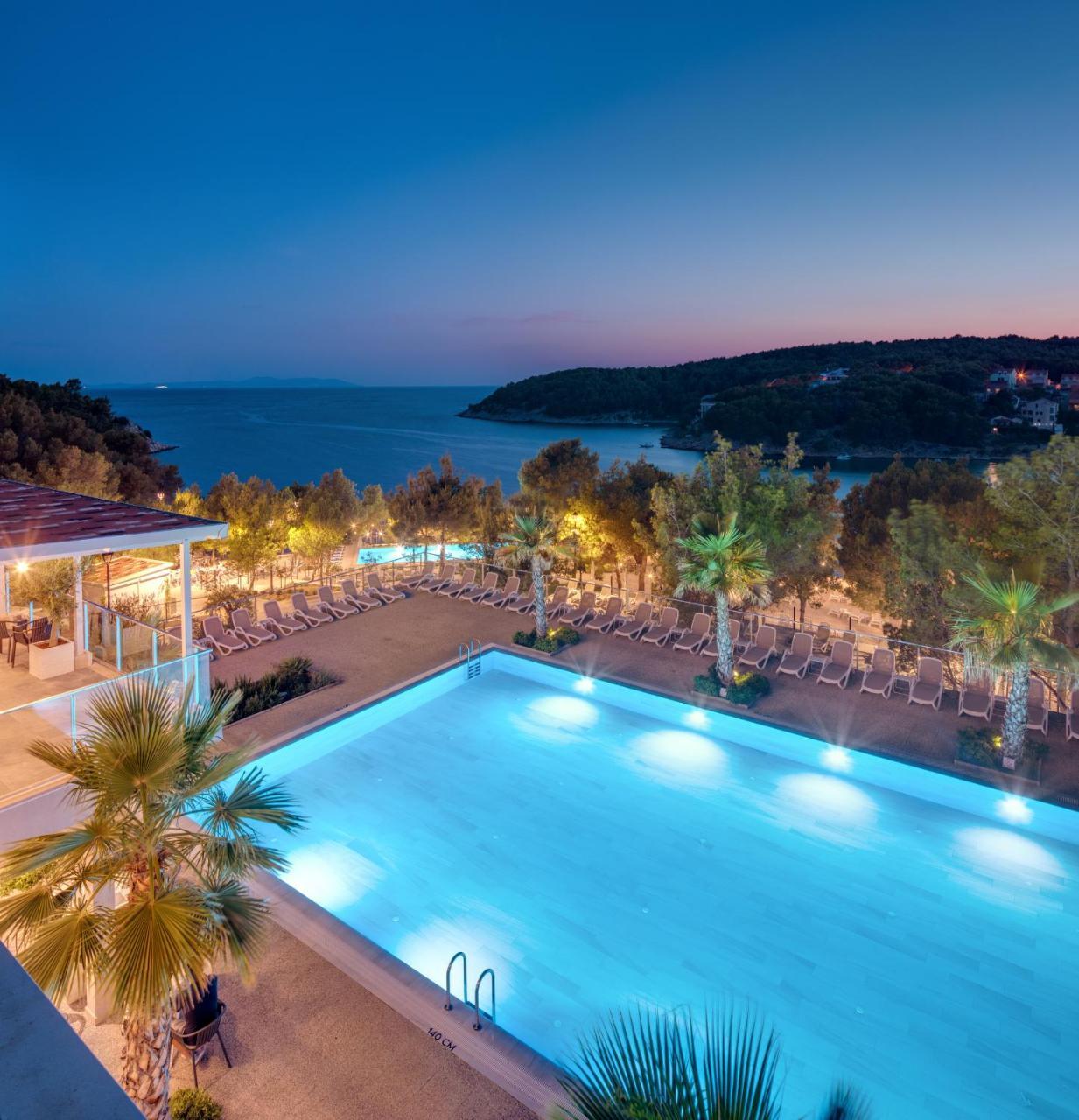 Gava Waterman Milna Resort Exterior photo
